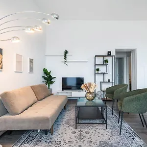 Homely - Spacious, Modern, S-bahn Nearby , Groups & Families Apartment